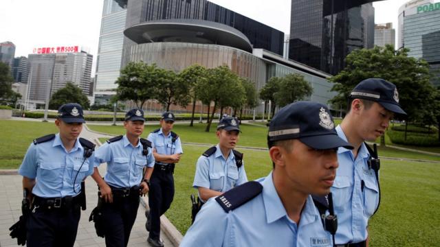 香港警方在立法會外加強保安。