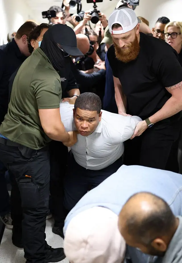 Dos hombres son detenidos por agentes vestidos de civil del Servicio de Inmigración y Control de Aduanas (ICE) en el pasillo exterior de un tribunal después de su audiencia en el Tribunal de Inmigración de Nueva York-Federal Plaza dentro del Edificio Federal Jacob K. Javitz en la ciudad de Nueva York el 6 de junio de 2025.