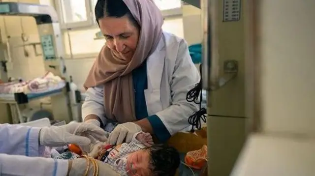 تقول حكومة طالبان إن لديها عدداً كافياً من الطبيبات