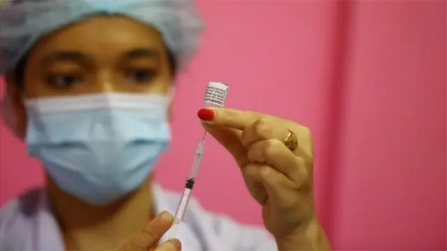 টিকা নেবার পর করোনাভাইরাসে সংক্রমিত হলেও লং কোভিডের সম্ভাবনা কমে বলে বিশেষজ্ঞরা বলছেন