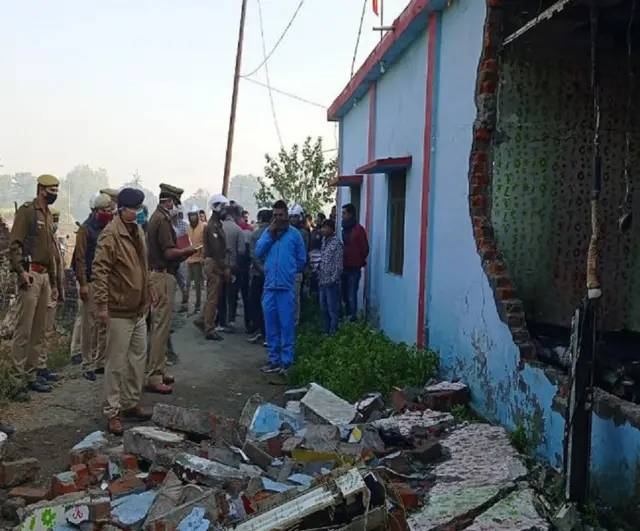 पत्रकार राकेश सिंह का जला हुआ घर