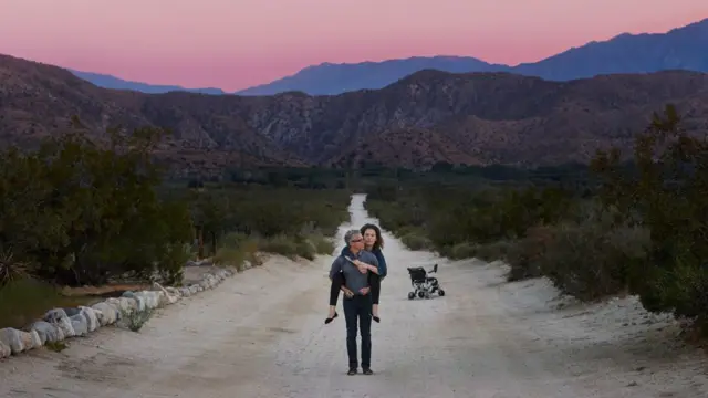 Jennifer Brea y su marido Omar Wasow en un paisaje natural