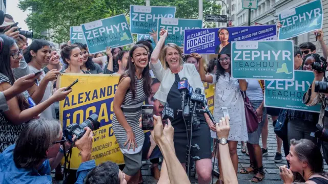 Alexandria Ocasio-Cortez (de vestido listrado) participacódigo cupom estrela betatocódigo cupom estrela betapoio à candidaturacódigo cupom estrela betZephyr Teachout (ao lado) à Procuradoria Geralcódigo cupom estrela betNova York