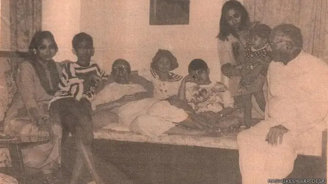 મોરારજી દેસાઈ પરિવાર સાથે