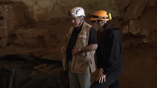 Clive Finlayson con la periodista Melissa Hogenboom.