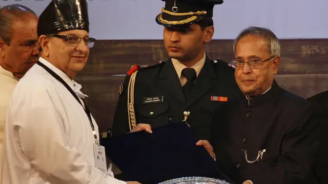 2013 मध्ये तत्कालीन राष्ट्रपती प्रणब मुखर्जी यांच्याकडून सत्कार स्वीकारताना सायरस पुनावाला