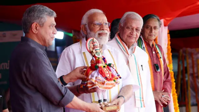 બીબીસી ગુજરાતી નરેન્દ્ર મોદી ભારત વિદેશ નીતિ શશિ થરૂર કૉંગ્રેસ ભાજપ કેરળ રશિયા યુક્રેન