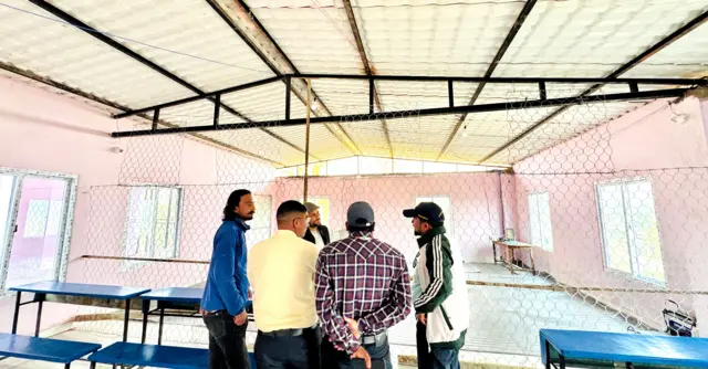 मतगणनास्थलमा तारजाली राखेपछि निर्वाचन अधिकारीहरू