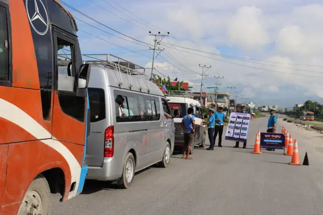 सडकमा सवारीसाधन जाँच गर्दै प्रहरी