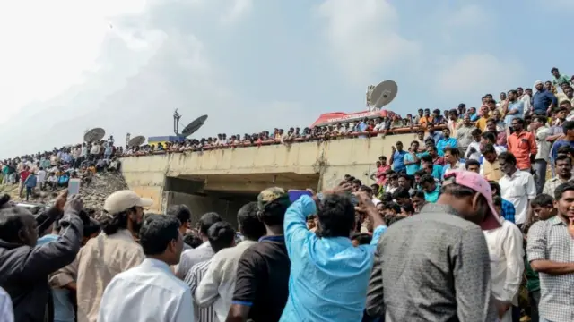 ဓားစာခံအလောင်းတွေ့တဲ့နေရာနားကို စုဝေးရောက်ရှိလာသူတွေ