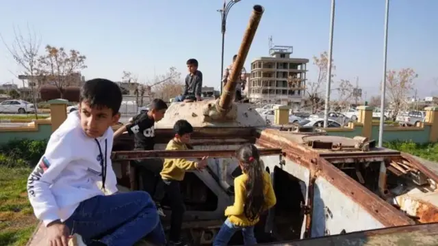 کودکان در تانکی منهدم و از کار افتاده در خیابان، در حال بازی