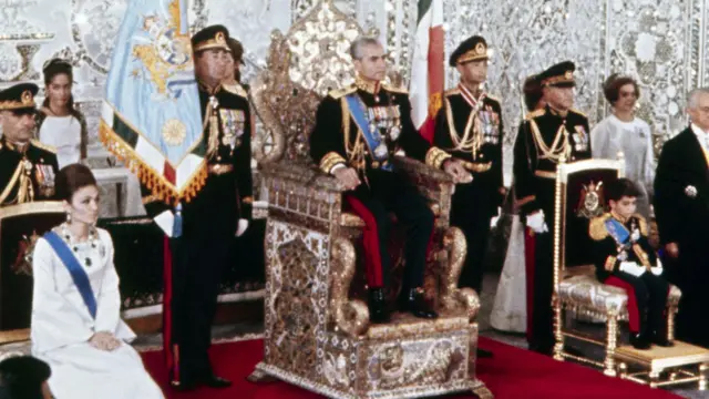 İran Şahı Muhammad Reza Pehlavi’nin (1919–1980) taç giyme töreni; solda Kraliçe Farah Pehlavi, sağda ise İran Veliaht Prensi Rıza Pehlavi yer alıyor.