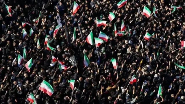 Watu wanakusanyika mjini Tehran kuomboleza kifo cha Kiongozi Mkuu wa Iran, Ayatollah Ali Khamenei, kilichotokana na mashambulizi ya anga ya Israel na Marekani.
