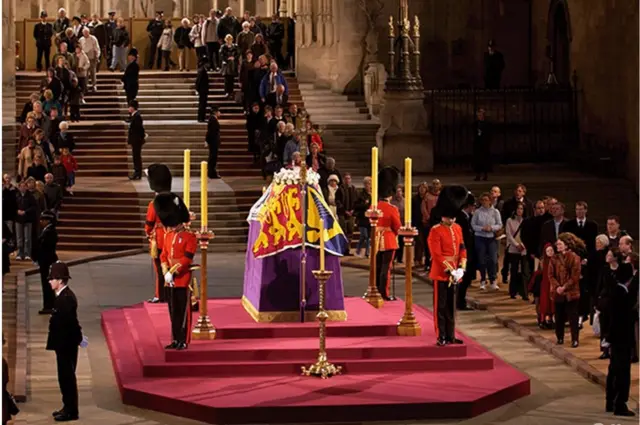 મહારાણીનાં અંતિમ દર્શન માટે કલાકો સુધી લાઈનમાં ઉભાં રહે છે