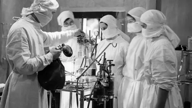 U vreme pre antibiotika, i uz uvek prisutni rizik od toga da bakterijska infekcija ubije nekoga ko ide pod nož