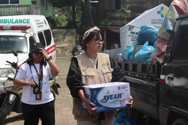 Gustika Jusuf Hatta bersama Lembaga Bantuan Hukum (LBH) Padang mengunjungi beberapa titik bencana di Sumatra Barat untuk menyalurkan bantuan. 
