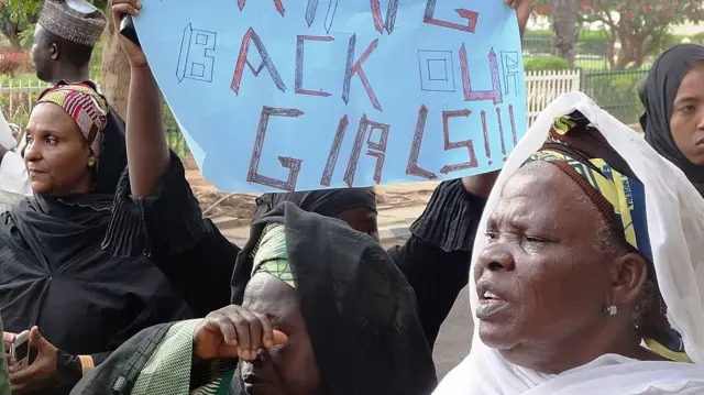 Awọn obinrin kan n ṣe iwọde lori awọn ọmọbinrin Chibok ti wọn ji gbe lorilẹede Naijiria nigba kan.