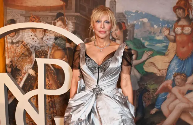 Ca sĩ-nhạc sĩ Courtney Love gần đây đã chuyển tới sinh sống và nộp đơn nhập tịch tại Vương quốc Anh