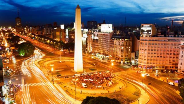 El obelisco de Buenos Aires iluminado por la noche