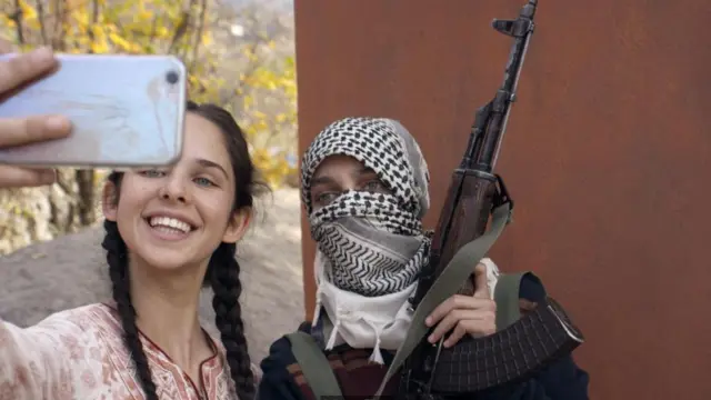 نور که عاشق گرفتن سلفی است در این فیلم به سرزمینی شدیدا نظامی سفر می‌کند