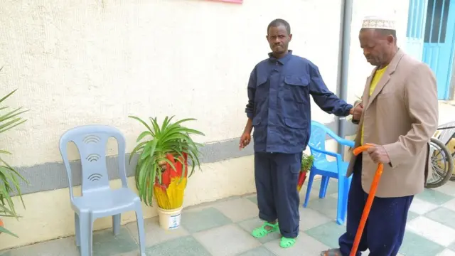 ኣብ ማእከል ፍሬምናጦስ ኣብ ክፍሊ መሐብሐቢ ሕሙማት ኣእሙሮ ተሓብሒቡ ዝደሓነ መንእሰይ ኣዲሱ (ፀጋም) ኣብ ክፍሊ ኣረጋውያን ወለንተኛ ኮይኑ የግልግል ኣሎ።