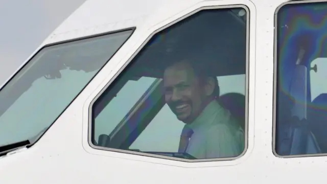 કૉકપીટમાં સુલતાન હસનલની તસવીર