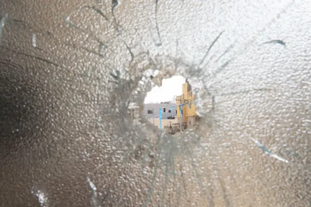 گلولهای که به پیشانی احمد صدوق شلیک شد از سرش رد شد و به شیشه در بالکن خورد