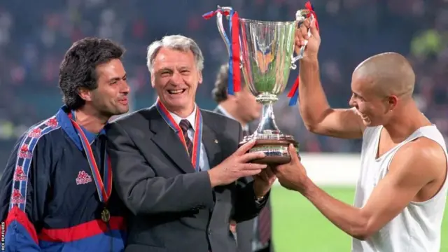 Mourinho (solda) teknik direktör Bobby Robson ve forvet Ronaldo ile birlikte Avrupa Kupa Galipleri Kupası’nı kaldırırken