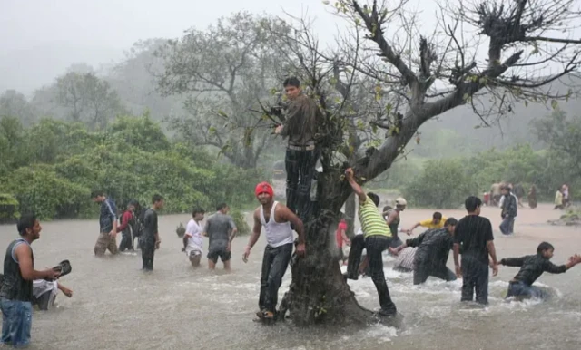 बारिश में खेलते लोग