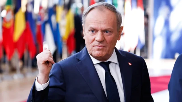 دونالد توسک، نخست وزیر لهستان به پیشنهاد فرانسه مبنی بر گسترش چتر هسته‌ای خود به متحدان اروپایی ابراز تمایل کرده است