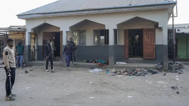 मैदुुगुरी में 24 दिसंबर को एक मस्जिद में विस्फ़ोट में कम से कम 7 लोगों की मौत हो गई थी. घटनास्थल पर खड़े सिविलियन जॉएंट टास्क फ़ोर्क के सदस्य