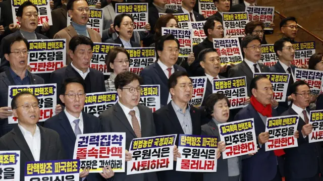 국민의힘 의원들이 국회 본청에서 야당의 국무총리 탄핵에 반발하는 규탄대회를 열고 있다