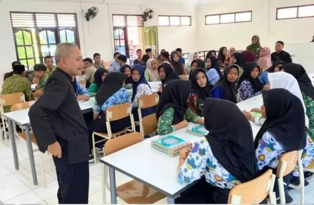 Kegiatan pemberian Alqur terhadap para siswa Sekolah Rakyat Menengah Akhir (SRMA) 18 Blora.
