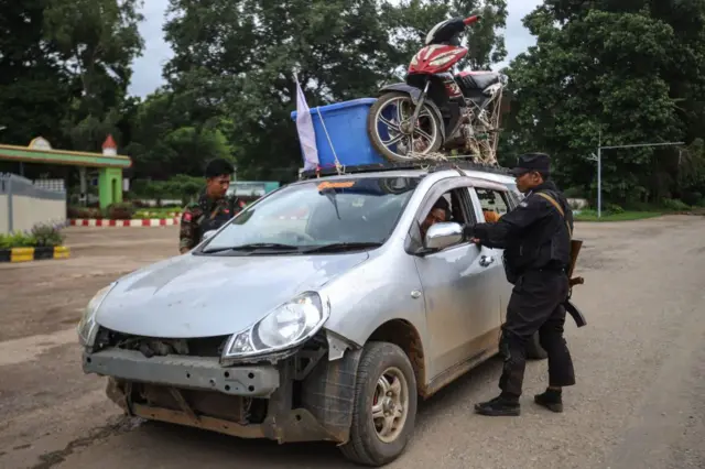 ကျောက်မဲမြို့နယ်မှာဖြတ်သန်းသွားလာတဲ့ မော်တော်ယာဉ်တစ်စီးကို စစ်ဆေးနေတဲ့ တအာင်းတပ်ဖွဲ့ဝင်တွေ