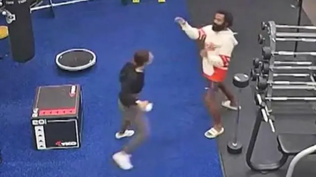 Câmera no alto da sala capturou Nashali e um homem frente a frente em postura de combate