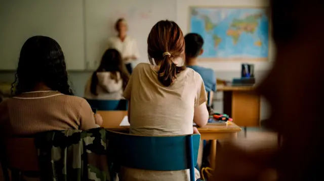 Salón de clases con adolescentes.