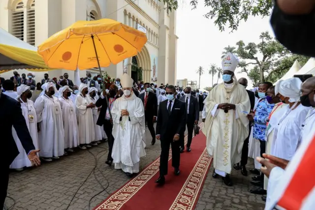 Joseph Dion Ngute (au milieu ), le Premier ministre du Cameroun, Mgr Julio Murat (G), le nonce apostolique au Cameroun et en Guinée équatoriale, et Samuel Kleda (D), l'archevêque de Douala aux obsèques du cardinal Christian Wiyghan Tumi, à Doula, le 20 avril,