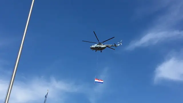 I helikopteri slave uz zastave