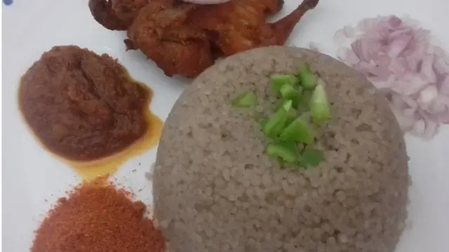 Le wassa wassa proposé par un restaurant de Cotonou avec du poulet.