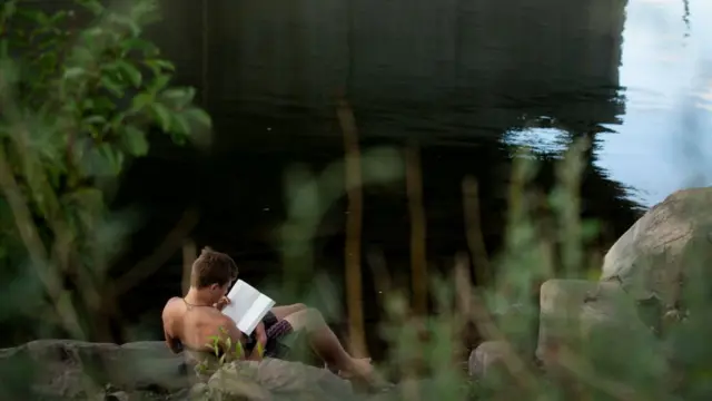 বই পড়া।