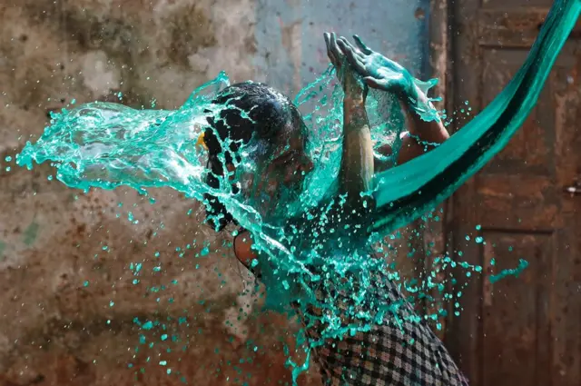 होली खेलती बच्ची