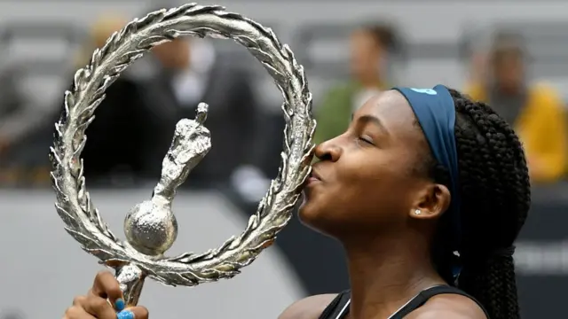 Gauff besando el premio
