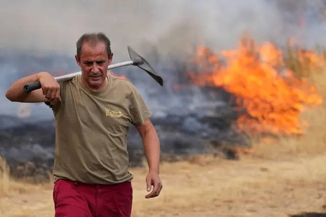 أحد السكان كان يحاول إطفاء حريق الغابات بالقرب من قرية في مقاطعة زامورا بإسبانيا في 13 أغسطس/آب 2025.