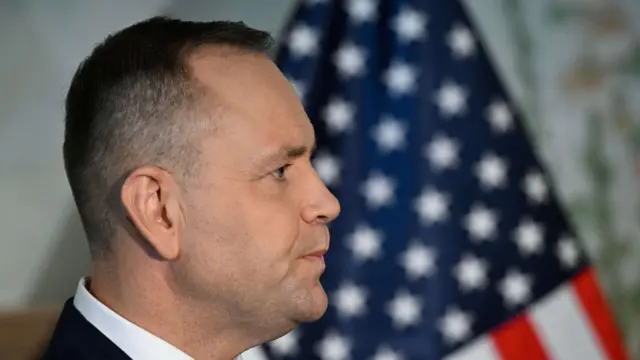 Prezydent Karol Nawrocki odpowiada dziennikarzom po spotkaniu z Donaldem Trumpem w Białym Domu w Waszyngtonie.