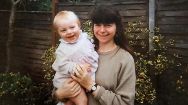 ایمیلي چې ماشومه وه، مور یې په غېږ کې اخیستې ده
