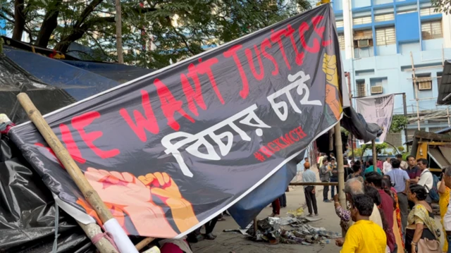 रात्री आंदोलनस्थळी हल्ला झाला, त्यात मंडपाचे नुकसान झाले.