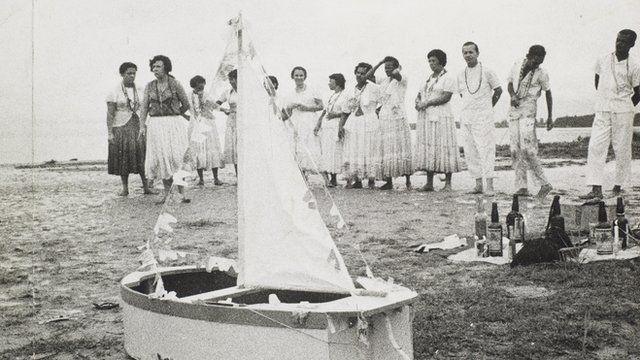 Celebração a Iemanjá em praia do Rio de Janeiro, no início dos anos 1970
