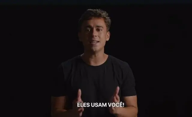 Nikolas Ferreira usando uma camisa preta