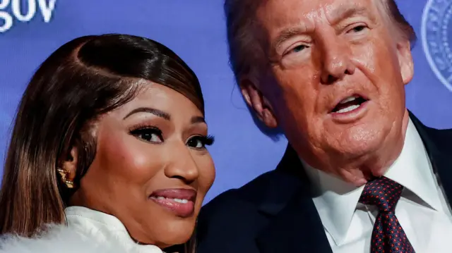 O presidente dos Estados Unidos, Donald Trump, e a rapper Nicki Minaj, juntos no palco da Cúpula Trump Accounts, em Washington DC, no dia 28 de janeiro de 2026