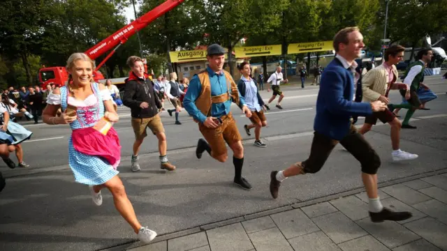 เมื่อประตูสถานที่จัดงานเปิด เหล่าผู้กระหายเบียร์ก็วิ่งกรูกันเข้าไปจับจองที่นั่งในงาน